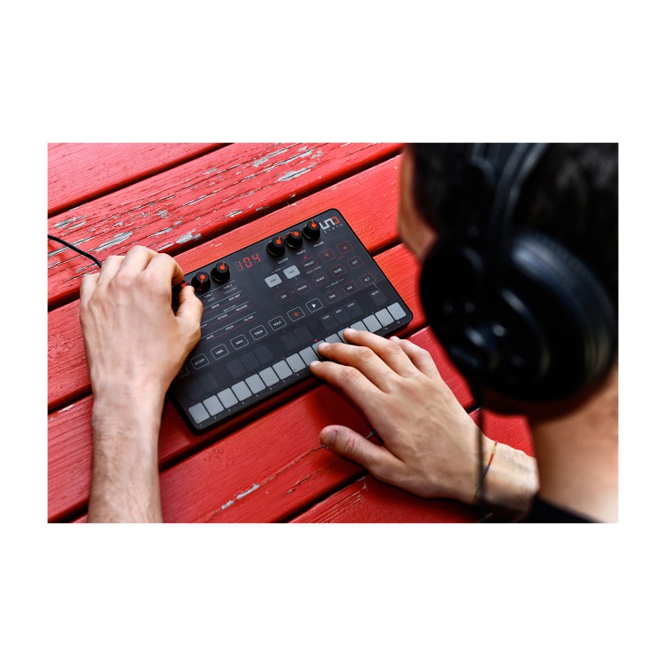 IK Multimedia UNO Synth