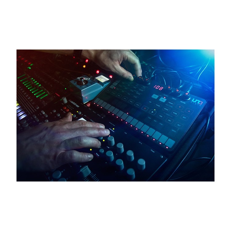 IK Multimedia UNO Synth
