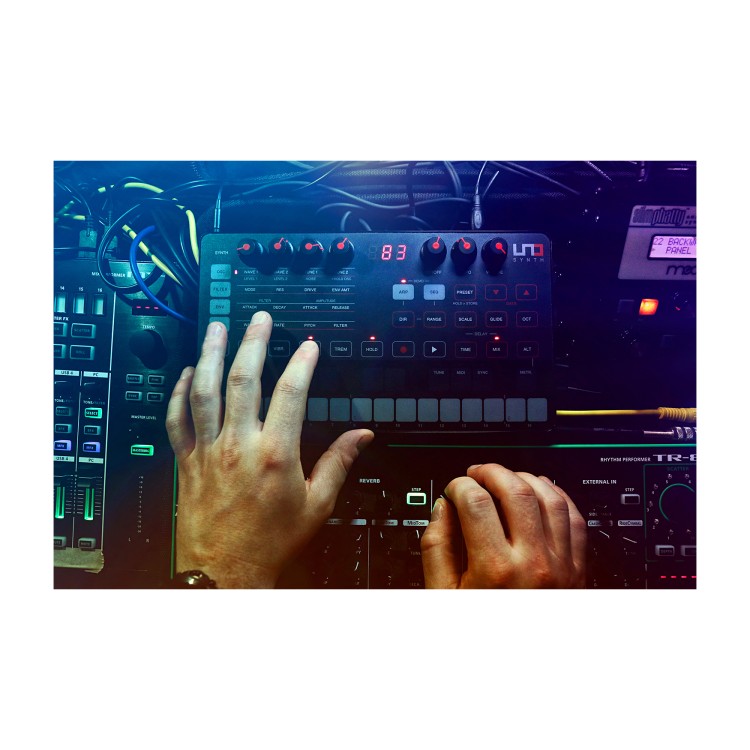 IK Multimedia UNO Synth