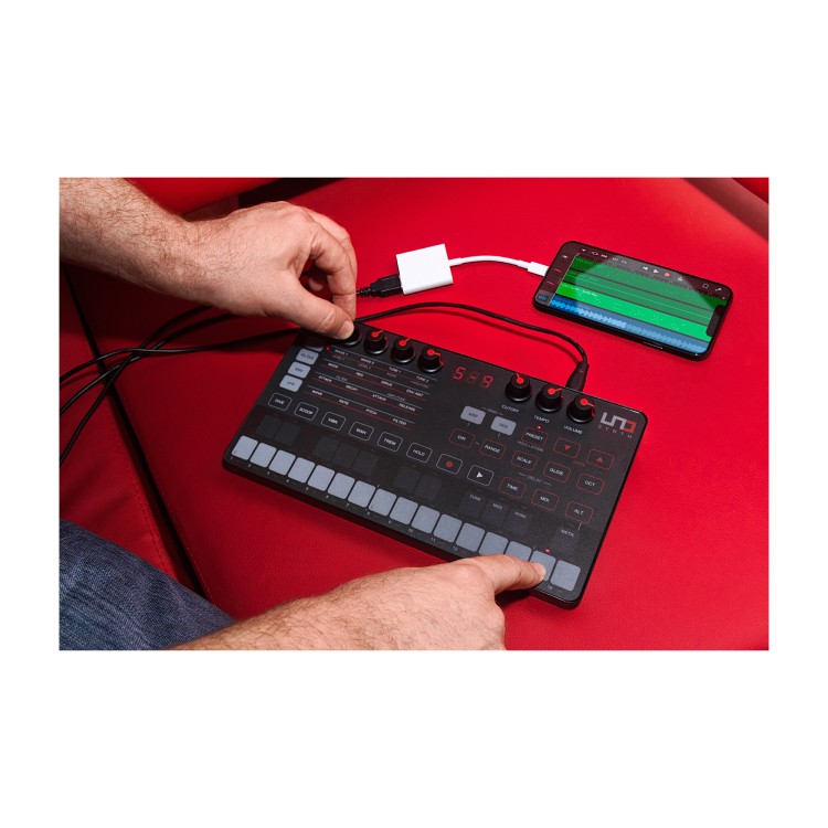 IK Multimedia UNO Synth