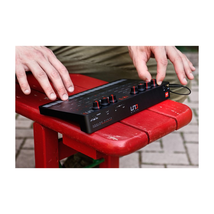 IK Multimedia UNO Synth